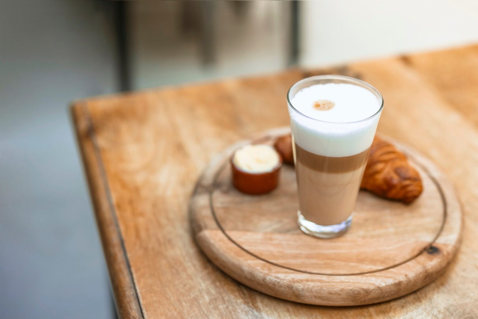 Cappuccino crema. Броне капучино жизнь март. Cappuccino crema. Кофе крема. Cold cappuccino photo.